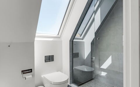 Hansiane - 500M from the Sea: Flooring, Plafond, Loodgieterswerkinrichting, Verdieping, Interieur Ontwerp, Badkamer, Loodgieter, Glas, Tegel, Toilet