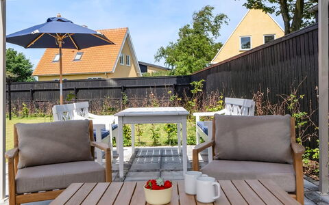 Hansiane - 500M from the Sea: Meubilair, Buitenmeubels, Stoel, Hout, Tafel, Buitentafel, Dek, Veranda, Patio, Koffietafel