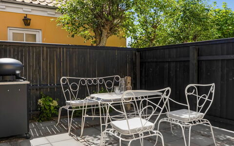 Hansiane - 500M from the Sea: Meubilair, Buitenmeubels, Stoel, Tafel, Buitentafel, Koffietafel, Bloempot, Keuken En Eettafel, Tuin, Patio