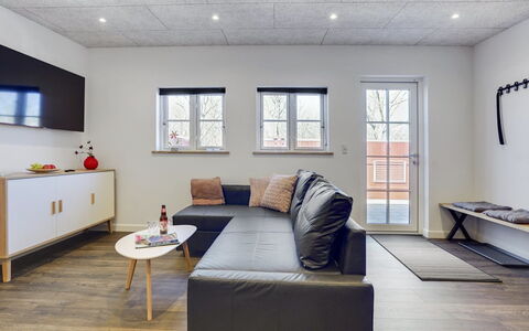 Arlene - 800M from the Sea: Flooring, Interieur Ontwerp, Verdieping, Muur, Meubilair, Hout, Plafond, Houten Vloer, Lichte Inrichting, Kamer
