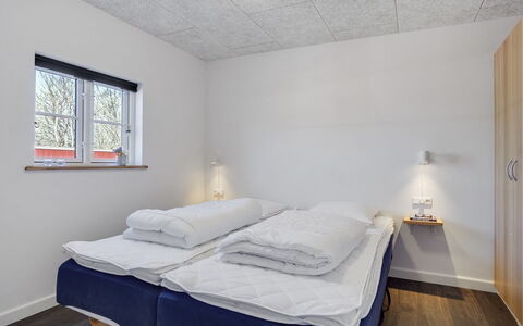 Arlene - 800M from the Sea: Plafond, Slaapkamer, Bed, Bedding, Laken, Kamer, Bed Frame, Lichte Inrichting, Daylighting