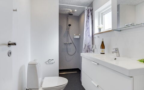 Arlene - 800M from the Sea: Flooring, Loodgieterswerkinrichting, Verdieping, Interieur Ontwerp, Badkamer, Wastafel, Badkamerkast, Loodgieter, Toilet, Kraan