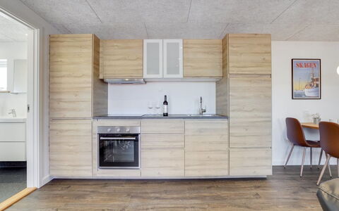 Arlene - 800M from the Sea: Hout, Flooring, Verdieping, Meubilair, Keuken, Plafond, Countertop, Houten Vloer, Interieur Ontwerp, Appartement