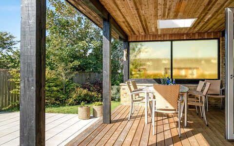 Villum - 700M from the Sea: Architectuur, Dak, Huis, Samengesteld Materiaal, Daylighting, Siding, Oprit