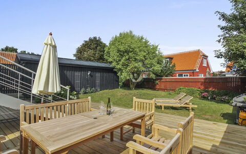 Elka - 100M from the Sea: Appartement, Schaduw, Balkon, Stoel, Hek, Buitenmeubels, Aluminium, Kunstgras