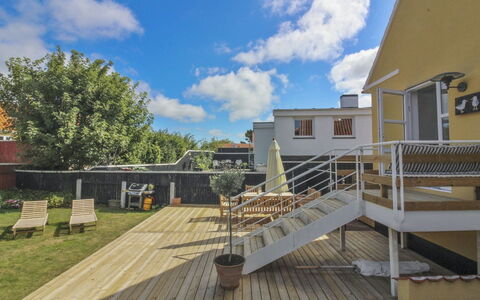 Elka - 100M from the Sea: Appartement, Schaduw, Balkon, Stoel, Hek, Buitenmeubels, Aluminium, Kunstgras