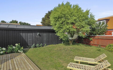 Elka - 100M from the Sea: Appartement, Schaduw, Balkon, Stoel, Hek, Buitenmeubels, Aluminium, Kunstgras