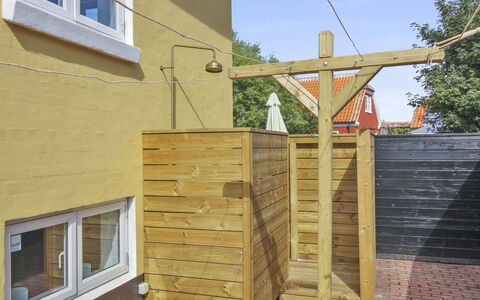 Elka - 100M from the Sea: Appartement, Schaduw, Balkon, Stoel, Hek, Buitenmeubels, Aluminium, Kunstgras