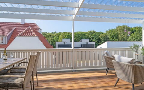 Sylwia - 800M from the Sea: Hout, Samengesteld Materiaal, Buitenmeubels, Schaduw, Dek, Veranda, Balkon, Eco Hotel, Hardwood, Beits