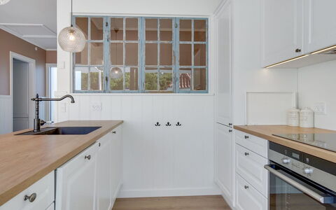 Sylwia - 800M from the Sea: Interieur Ontwerp, Cabinetry, Flooring, Keuken, Countertop, Hout, Meubilair, Plafond, Verdieping, Kast