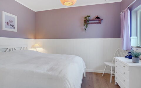 Sylwia - 800M from the Sea: Interieur Ontwerp, Slaapkamer, Hout, Plafond, Verdieping, Flooring, Bed, Verlichting, Bedding, Meubilair