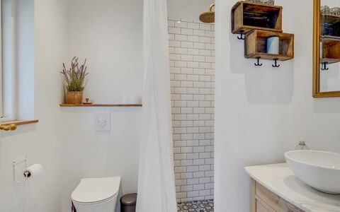 Sylwia - 800M from the Sea: Badkamer, Muur, Interieur Ontwerp, Loodgieterswerkinrichting, Flooring, Verdieping, Spiegel, Toilet, Kraan, Huis