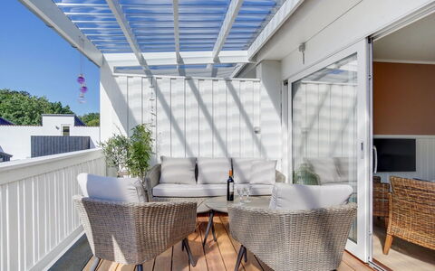 Sylwia - 800M from the Sea: Meubilair, Hout, Buitenmeubels, Interieur Ontwerp, Verdieping, Huis, Tafel, Veranda, Stoel, Dek