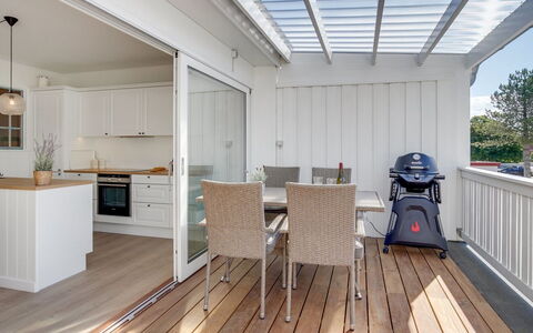 Sylwia - 800M from the Sea: Flooring, Hout, Verdieping, Interieur Ontwerp, Meubilair, Plafond, Houten Vloer, Huis, Deur, Beits