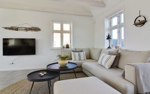 Gine - 1.5Km from the Sea: Dak, Huis, Huis, Verblijf, Deur, Siding, Dek, Veranda, Plank, Hardwood