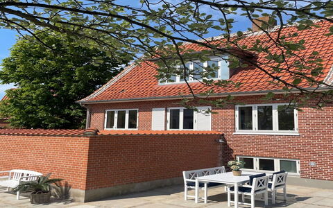 Urs - 200M from the Sea: Muur, Steen, Huis, Metselwerk, Facade, Woongebied, Huis, Architectuur, Dak, Samengesteld Materiaal