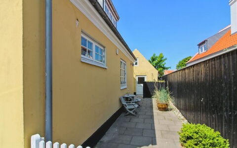 Ilselil - 500M from the Sea: Muur, Woongebied, Huis, Samengesteld Materiaal, Helling, Oprit, Schaduw, Verf, Gang, Werf