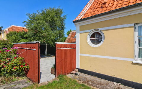Ilselil - 500M from the Sea: Hout, Huis, Huis, Deur, Verblijf, Siding, Beits, Tuin, Gazon, Backyard