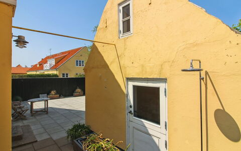 Ilselil - 500M from the Sea: Muur, Geel, Huis, Dak, Huis, Verblijf, Deur, Samengesteld Materiaal, Verf
