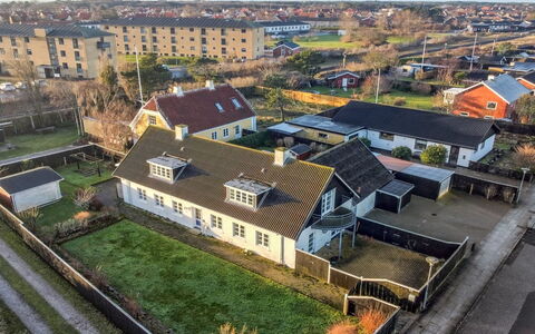 Canan - 1.6Km from the Sea: Huis, Woongebied, Huis, Verblijf, Dak, Land Lot, Siding, Tuin, Landgoed, Gazon