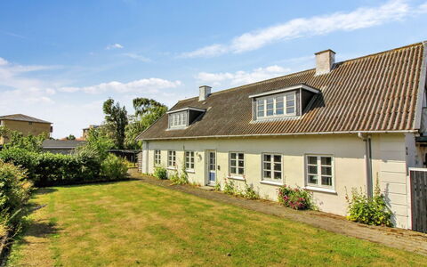 Canan - 1.6Km from the Sea: Huis, Woongebied, Huis, Verblijf, Dak, Land Lot, Siding, Tuin, Landgoed, Gazon