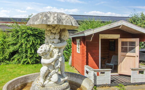 Gæsling - 1.6Km from the Sea: Struik, Tuin, Verblijf, Schuur, Garden Gebouwen, Werf, Landscaping, Gazon, Backyard, Bloempot
