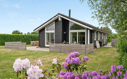 Annesophie - 300M to the Fjord: Dak, Huis, Verblijf, Huis, Groundcover, Siding, Tuin, Boerderij, Garden Gebouwen, Landgoed