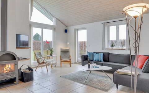 Annesophie - 300M to the Fjord: Meubilair, Interieur Ontwerp, Flooring, Hout, Plafond, Verdieping, Bankstel, Woonkamer, Stoel, Huis