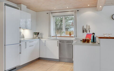 Annesophie - 300M to the Fjord: Flooring, Keuken, Countertop, Hout, Interieur Ontwerp, Toestel Van De Keuken, Verdieping, Cabinetry, Plafond, Meubilair