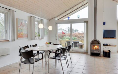 Annesophie - 300M to the Fjord: Interieur Ontwerp, Meubilair, Hout, Flooring, Plafond, Verdieping, Woonkamer, Huis, Kamer, Tafel