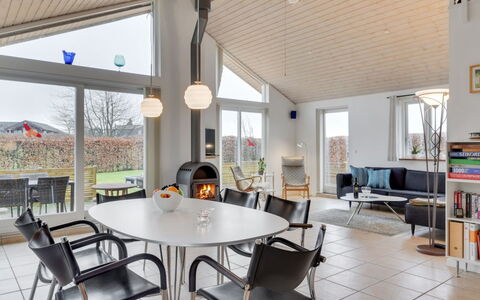 Annesophie - 300M to the Fjord: Hout, Meubilair, Huis, Plafond, Stoel, Interieur Ontwerp, Keuken En Eettafel, Lichte Inrichting, Woonkamer, Schaduw