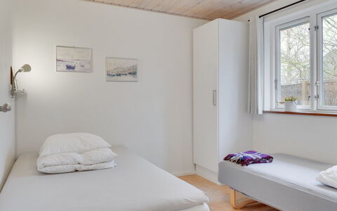 Annesophie - 300M to the Fjord: Bed, Slaapkamer, Muur, Interieur Ontwerp, Hout, Verdieping, Laken, Plafond, Flooring, Meubilair