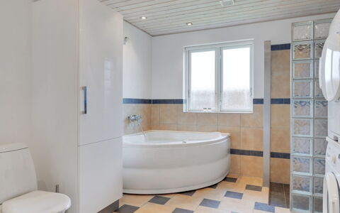 Annesophie - 300M to the Fjord: Flooring, Verdieping, Badkamer, Loodgieterswerkinrichting, Interieur Ontwerp, Toilet, Plafond, Tegel, Loodgieter, Bad