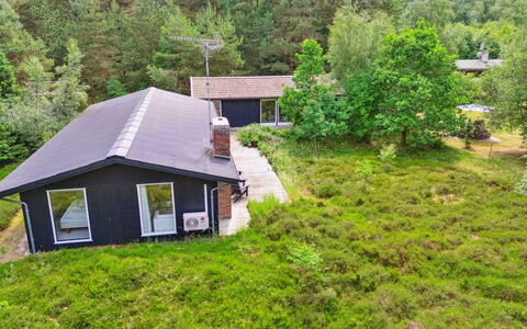 Mirzə - 250M from the Sea: Appartement, Schaduw, Balkon, Stoel, Hek, Buitenmeubels, Aluminium, Kunstgras