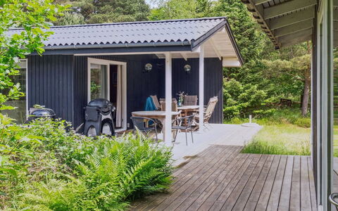 Mirzə - 250M from the Sea: Appartement, Schaduw, Balkon, Stoel, Hek, Buitenmeubels, Aluminium, Kunstgras