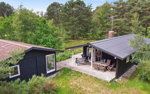 Mirzə - 250M from the Sea: Appartement, Schaduw, Balkon, Stoel, Hek, Buitenmeubels, Aluminium, Kunstgras