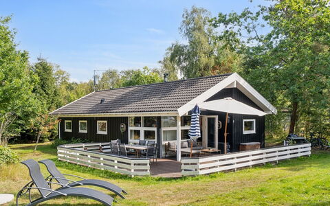 Amola - 1.6Km from the Sea: Appartement, Schaduw, Balkon, Stoel, Hek, Buitenmeubels, Aluminium, Kunstgras