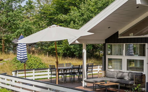 Amola - 1.6Km from the Sea: Appartement, Schaduw, Balkon, Stoel, Hek, Buitenmeubels, Aluminium, Kunstgras