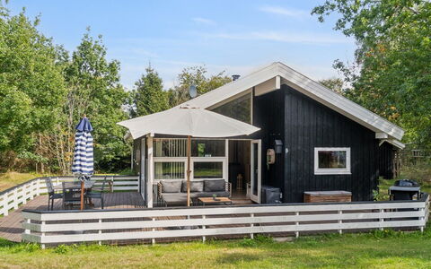 Amola - 1.6Km from the Sea: Appartement, Schaduw, Balkon, Stoel, Hek, Buitenmeubels, Aluminium, Kunstgras