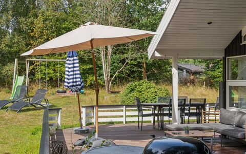 Amola - 1.6Km from the Sea: Appartement, Schaduw, Balkon, Stoel, Hek, Buitenmeubels, Aluminium, Kunstgras
