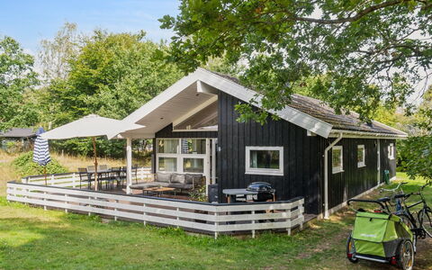 Amola - 1.6Km from the Sea: Appartement, Schaduw, Balkon, Stoel, Hek, Buitenmeubels, Aluminium, Kunstgras