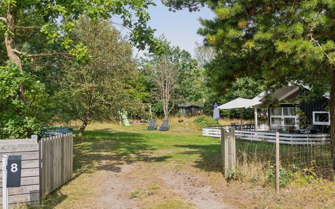 Amola - 1.6Km from the Sea: Appartement, Schaduw, Balkon, Stoel, Hek, Buitenmeubels, Aluminium, Kunstgras