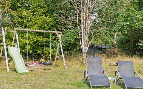 Amola - 1.6Km from the Sea: Appartement, Schaduw, Balkon, Stoel, Hek, Buitenmeubels, Aluminium, Kunstgras