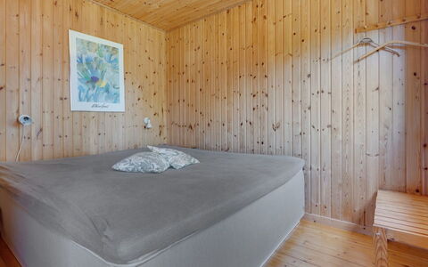 Hege - 450M from the Sea: Flooring, Verdieping, Hout, Interieur Ontwerp, Slaapkamer, Plafond, Houten Vloer, Bed, Kamer, Laken