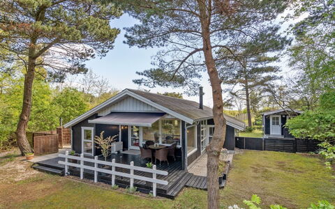 Eweline - 75M from the Sea: Dak, Huis, Deur, Verblijf, Schaduw, Siding, Werf, Landgoed, Backyard
