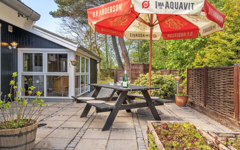 Eweline - 75M from the Sea: Dak, Huis, Deur, Verblijf, Schaduw, Siding, Werf, Landgoed, Backyard