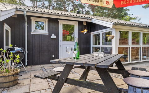 Eweline - 75M from the Sea: Dak, Huis, Deur, Verblijf, Schaduw, Siding, Werf, Landgoed, Backyard