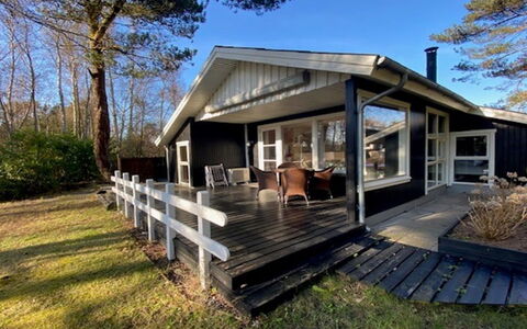 Eweline - 75M from the Sea: Dak, Huis, Deur, Verblijf, Schaduw, Siding, Werf, Landgoed, Backyard