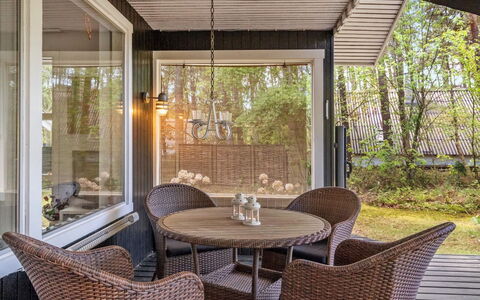 Eweline - 75M from the Sea: Dak, Huis, Deur, Verblijf, Schaduw, Siding, Werf, Landgoed, Backyard