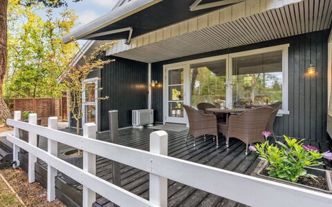 Eweline - 75M from the Sea: Dak, Huis, Deur, Verblijf, Schaduw, Siding, Werf, Landgoed, Backyard